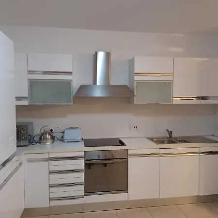 2 Bed Apt *